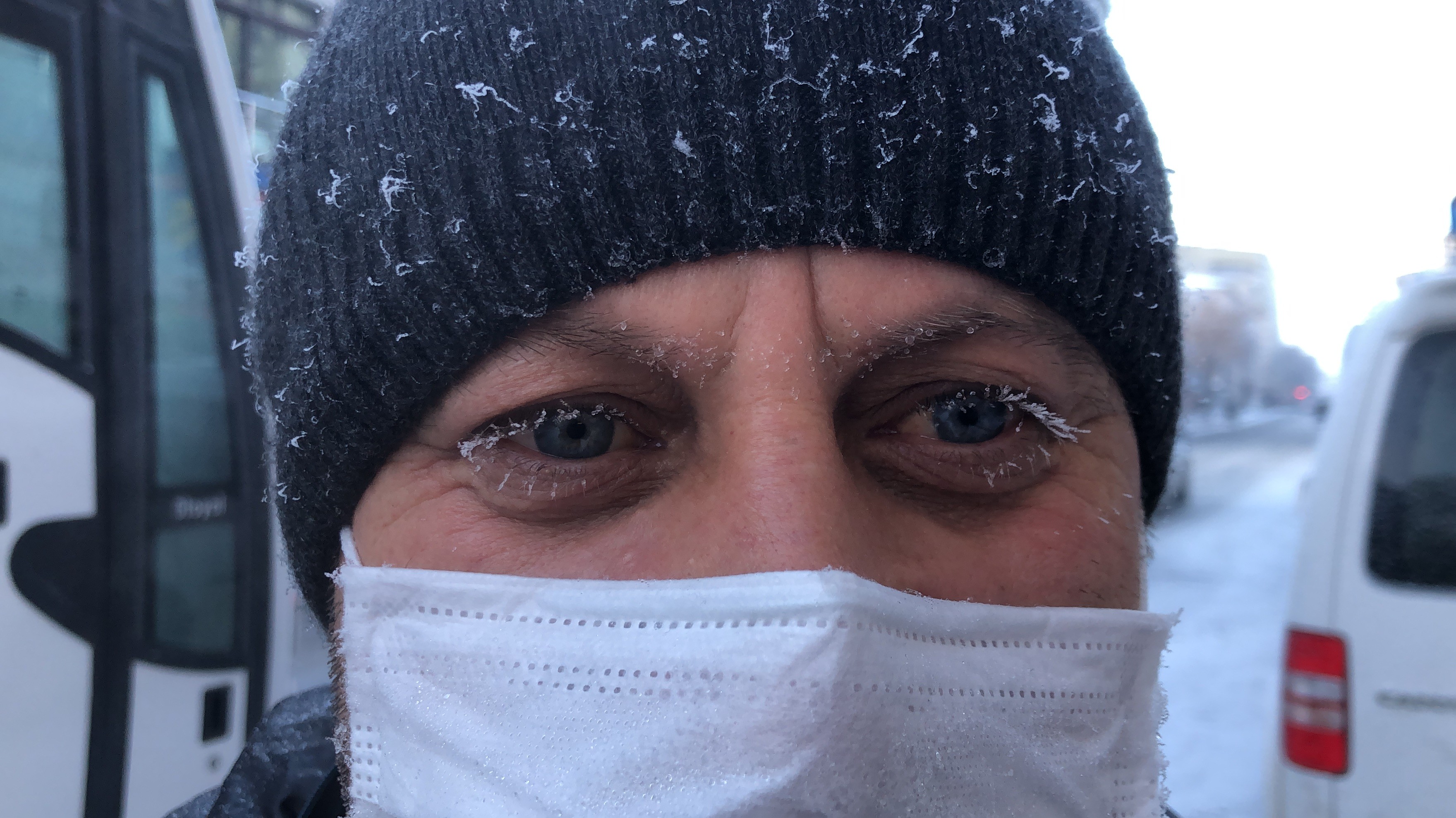 Kars’ta soğuktan vatandaşın kirpikleri buz tuttu