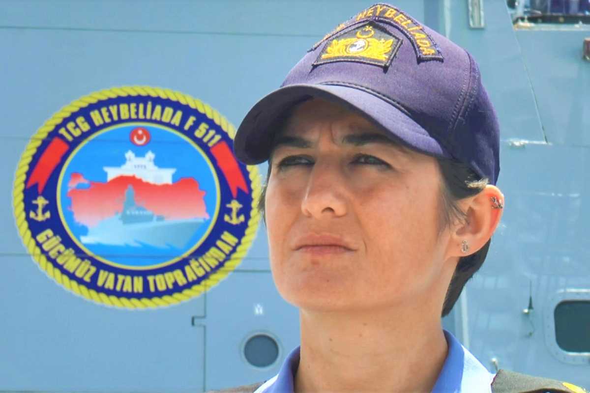 Türk savaş gemisinin kadın subayı