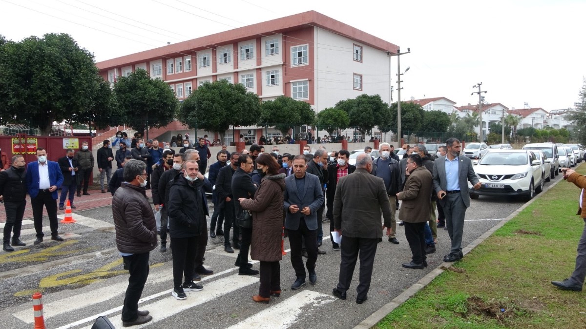 Okulu kapısını kapatan kız öğrenciye müdahale eden müdüre dayak