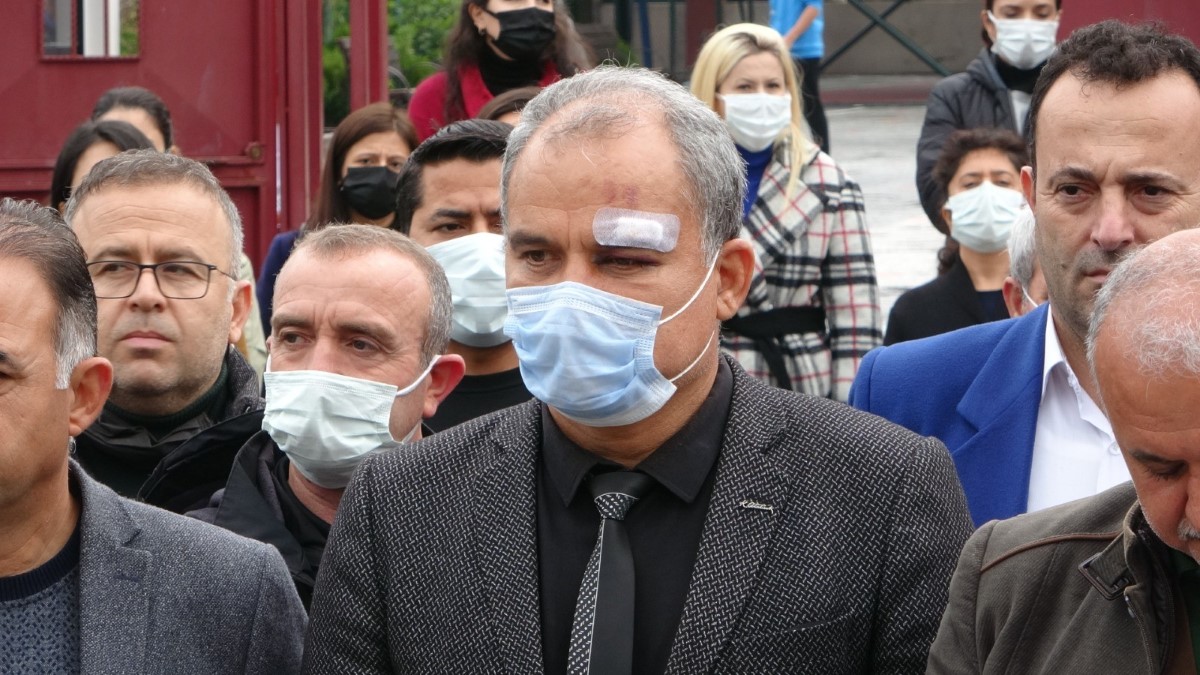 Okulu kapısını kapatan kız öğrenciye müdahale eden müdüre dayak