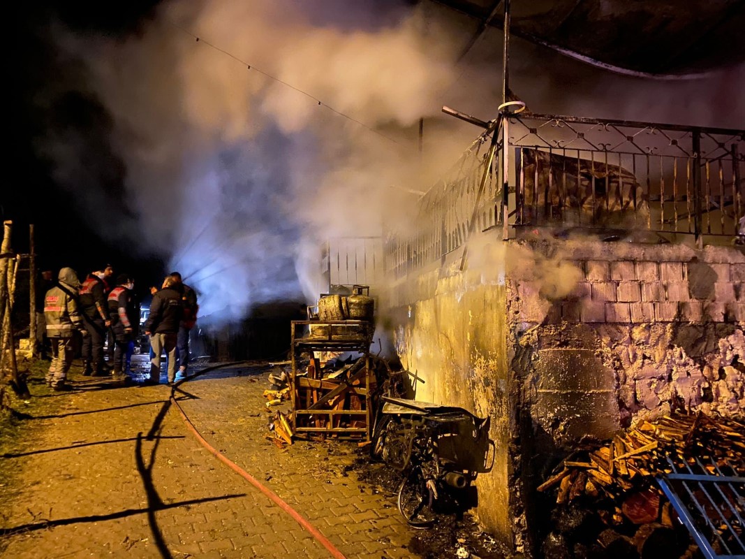 Eşini alevlerden kurtardı kendi yanarak can verdi