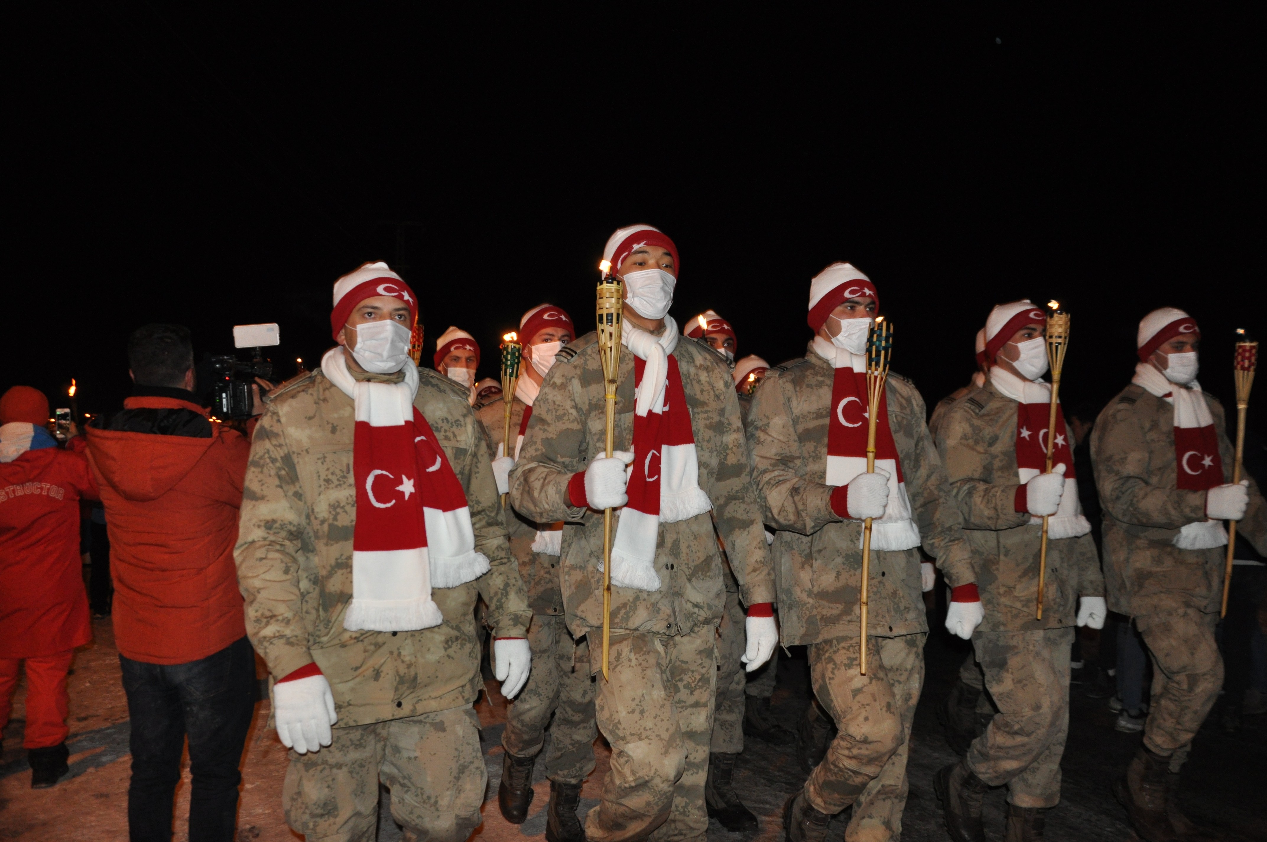 Sarıkamış şehitleri için binler meşalelerle yürüdü
