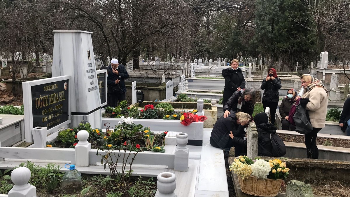 Tren kazasında ölen 9 yaşındaki Arda doğum gününde mezarı başında anıldı