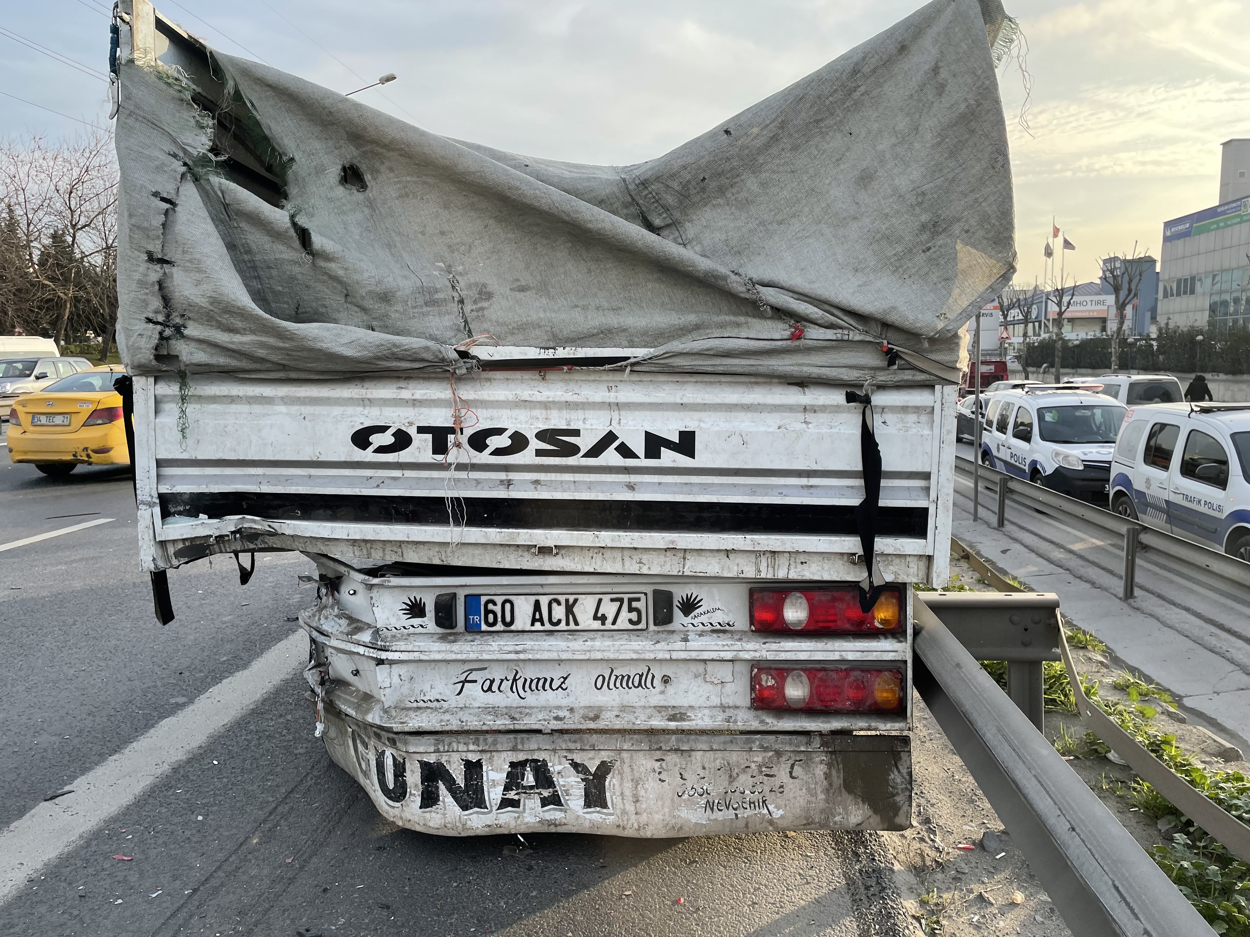 Cep telefonuyla konuşurken kaza yaptı: 2 yaralı
