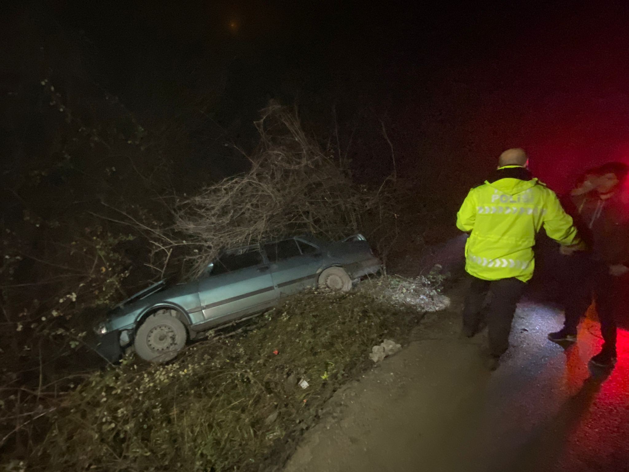 Polisle ehliyetsiz sürücünün kovalamacası kazayla bitti: 3 yaralı