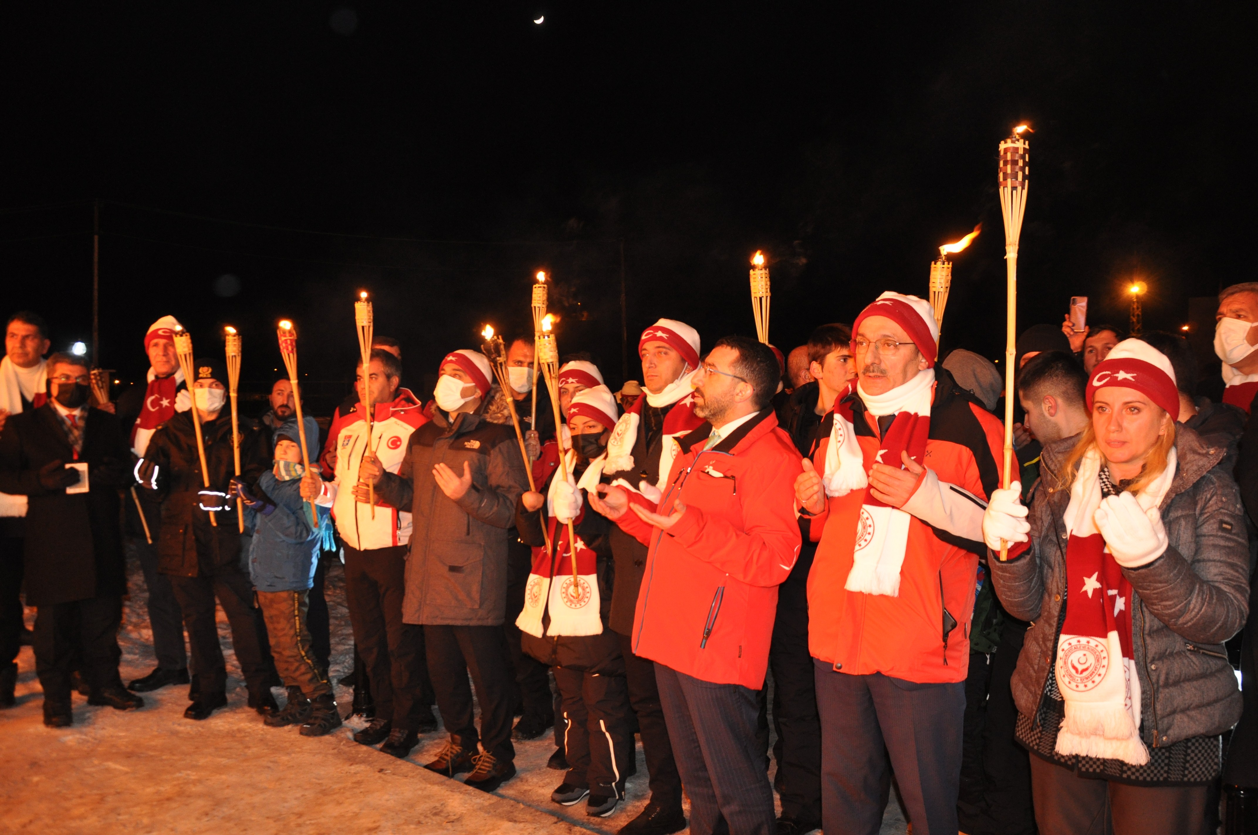 Sarıkamış şehitleri için binler meşalelerle yürüdü