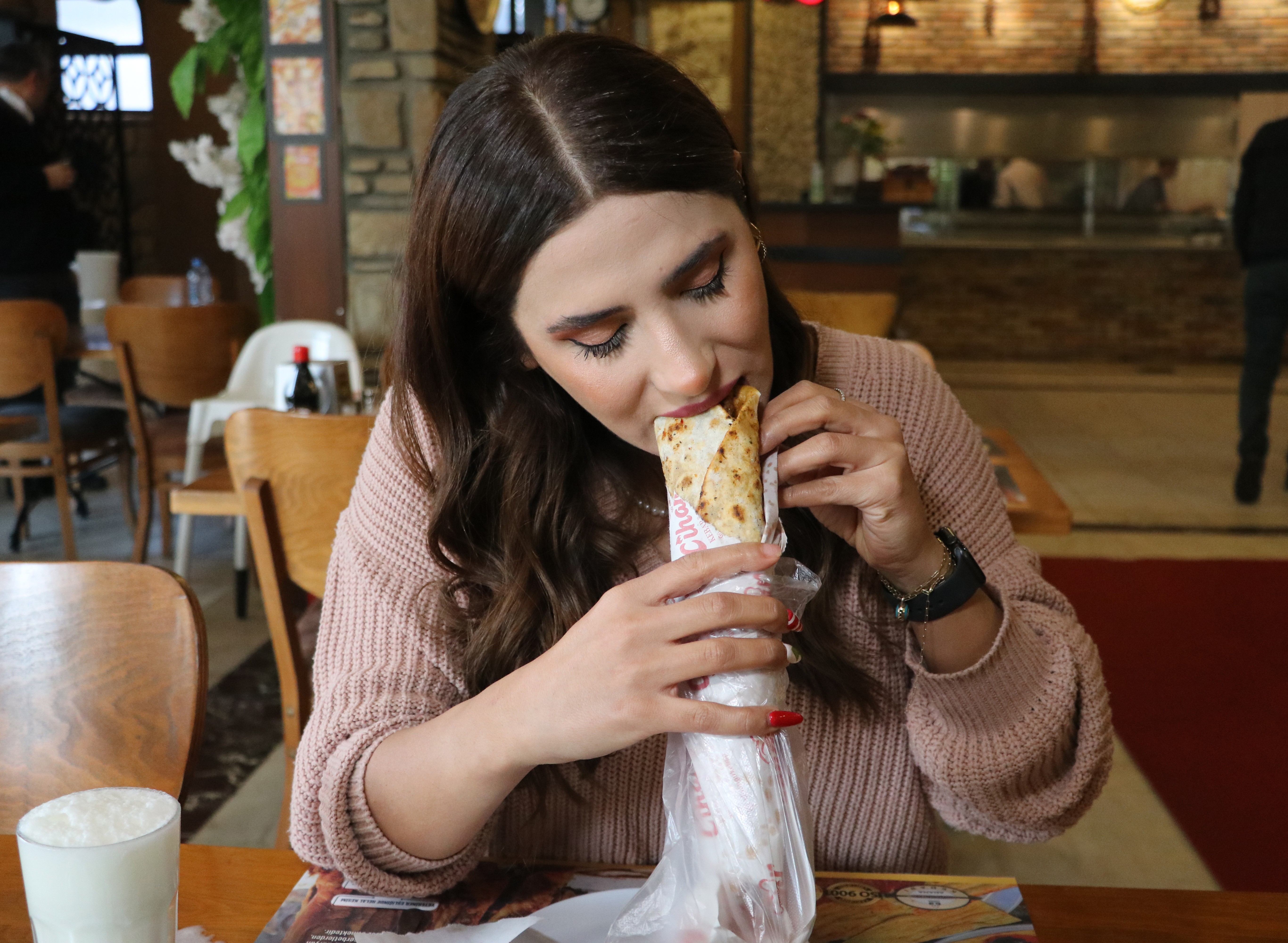 Adana’da yeni trend: 'Lahmacun arası kebap'