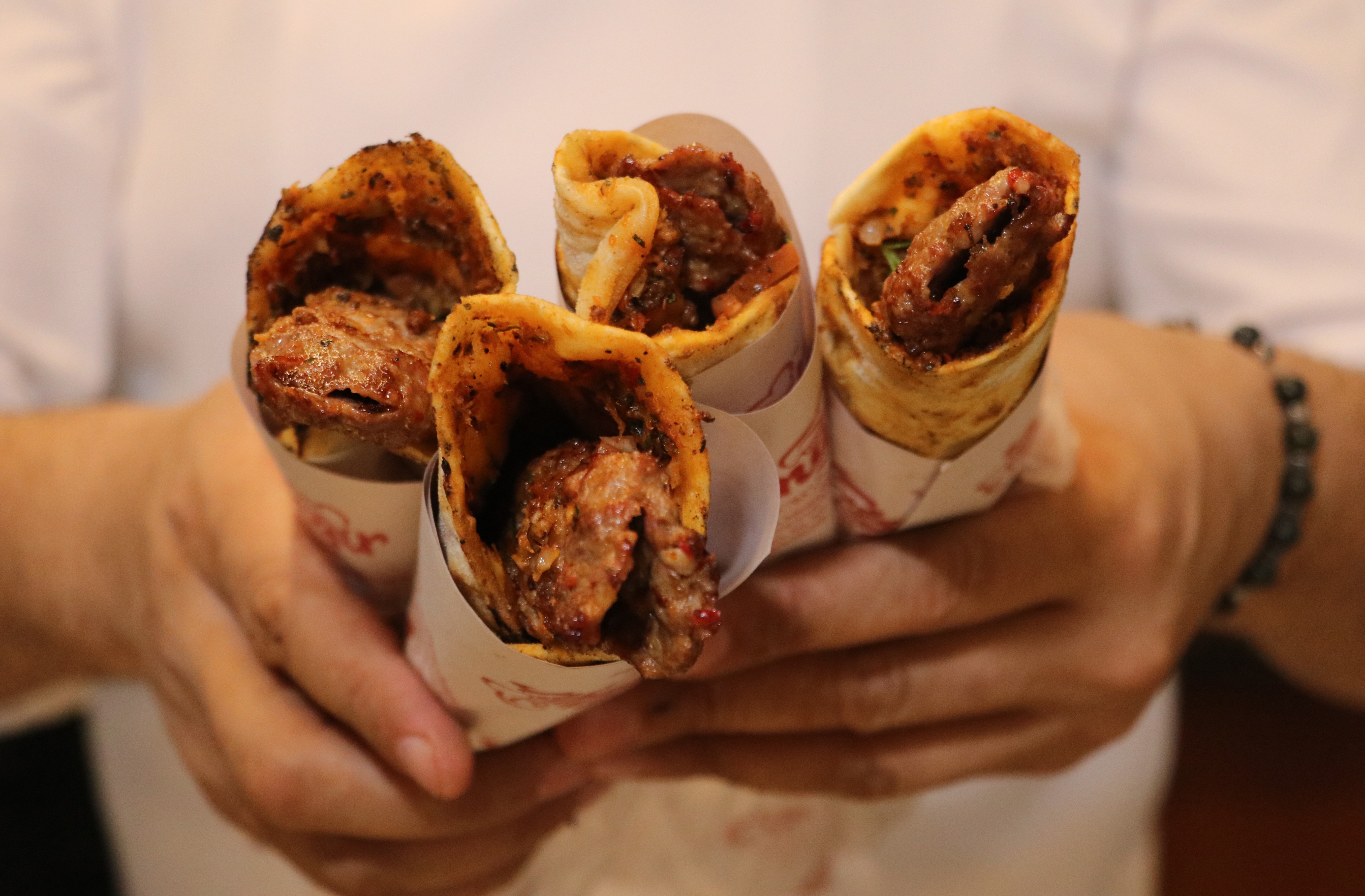 Adana’da yeni trend: 'Lahmacun arası kebap'