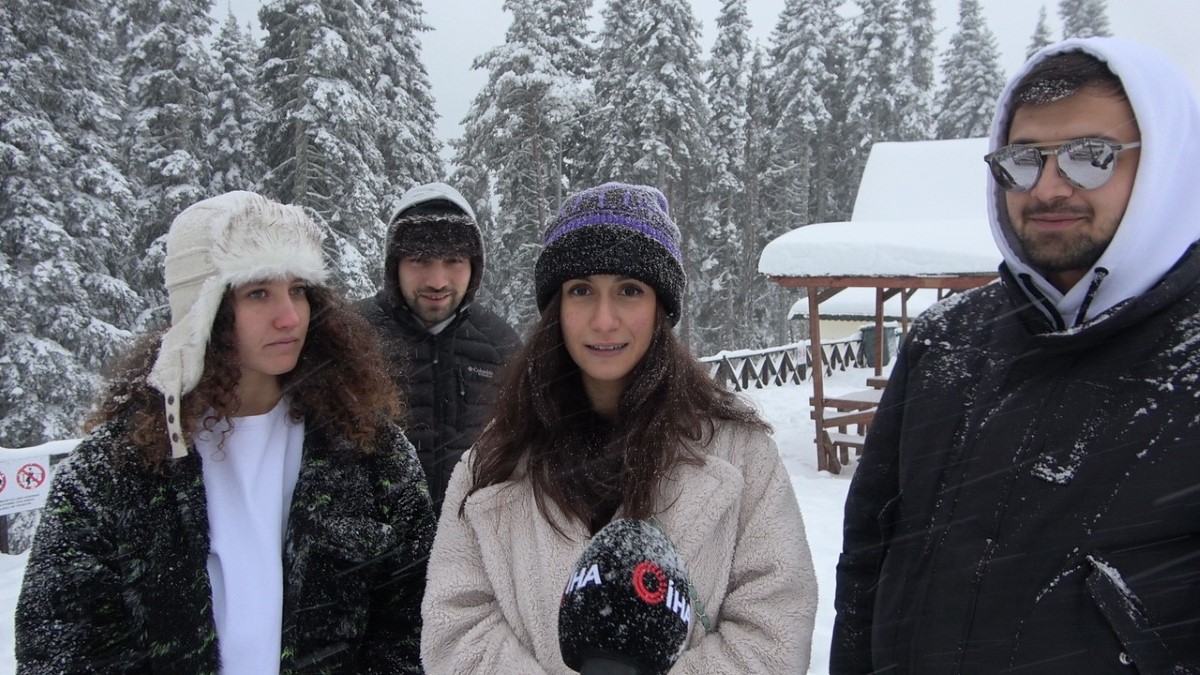 Kar kalınlığının 40 santimetreyi aştığı Ilgaz Dağına, kayak tutkunlarından yoğun ilgi
