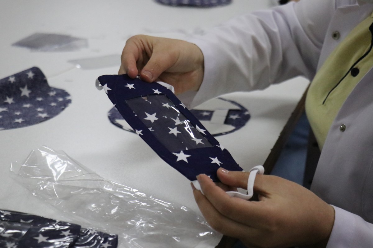 Lise öğrencileri işitme engeliler için şeffaf maske üretti