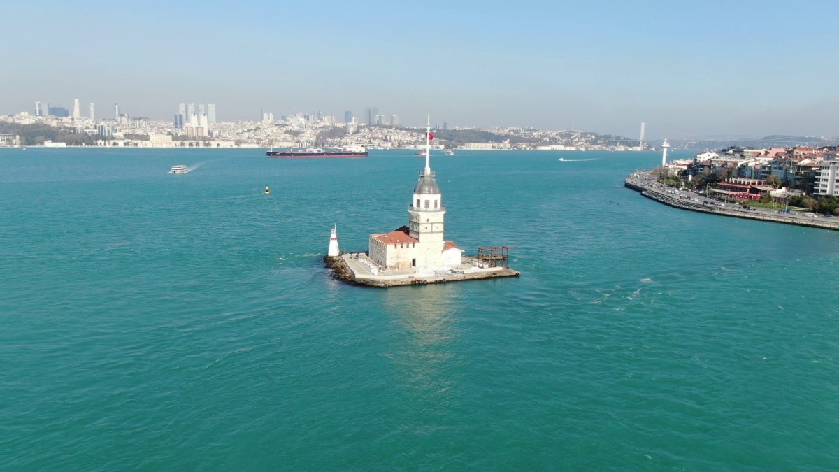 Kar ve fırtına sonrası İstanbul Boğazı turkuaz renge büründü