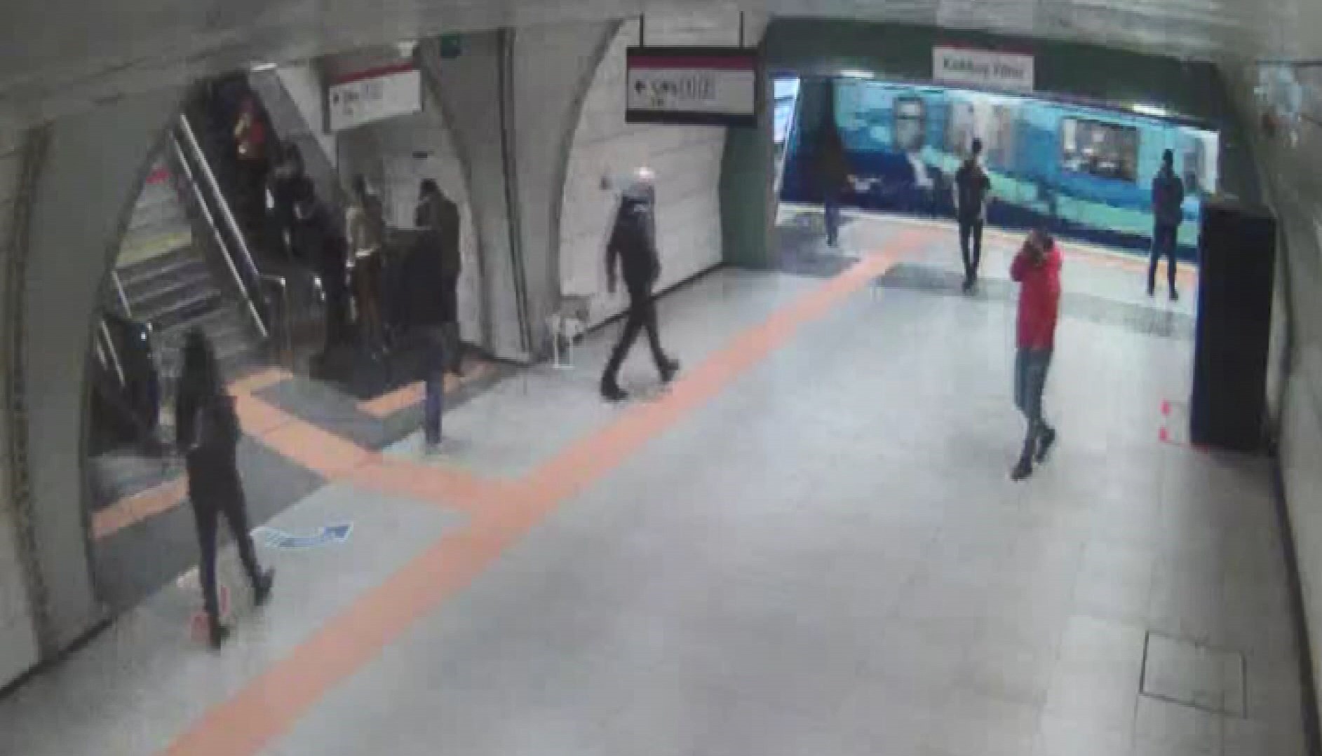 Metrodaki bıçaklı saldırıya ilişkin yeni görüntüler ortaya çıktı