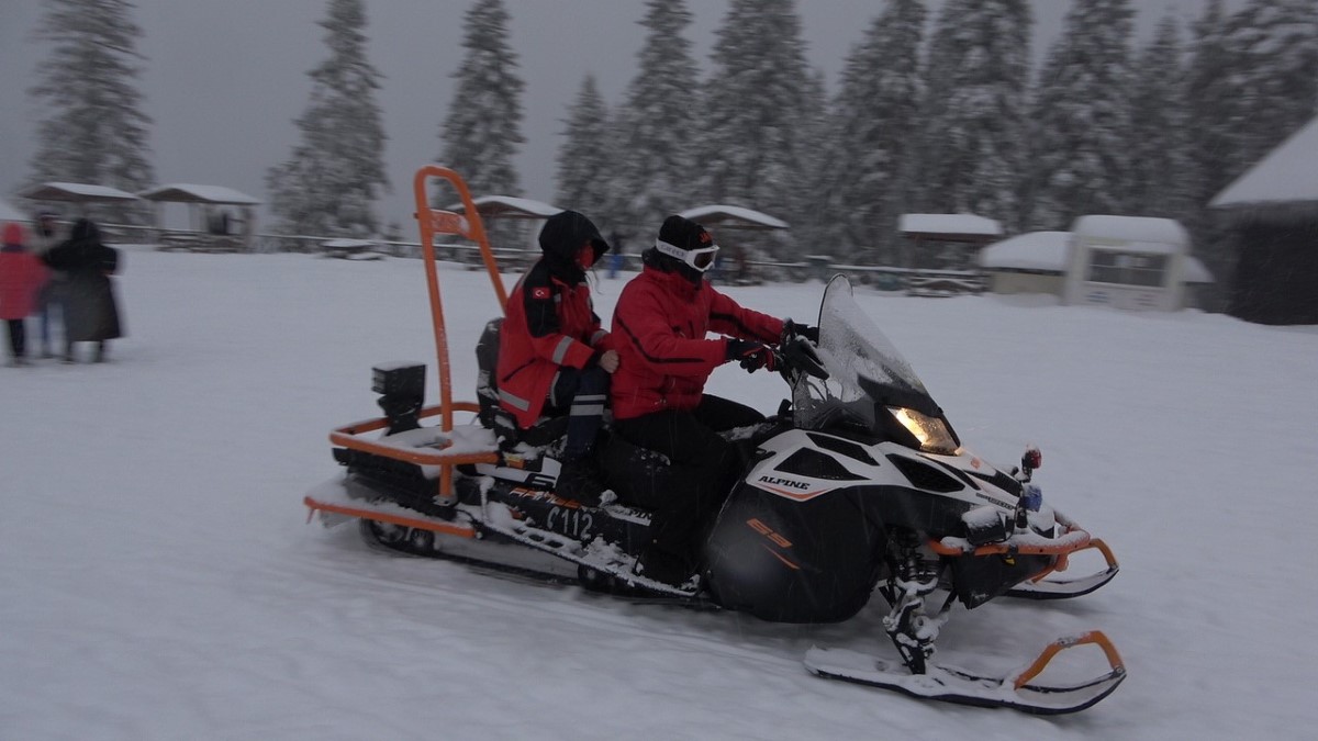 Kar kalınlığının 40 santimetreyi aştığı Ilgaz Dağına, kayak tutkunlarından yoğun ilgi