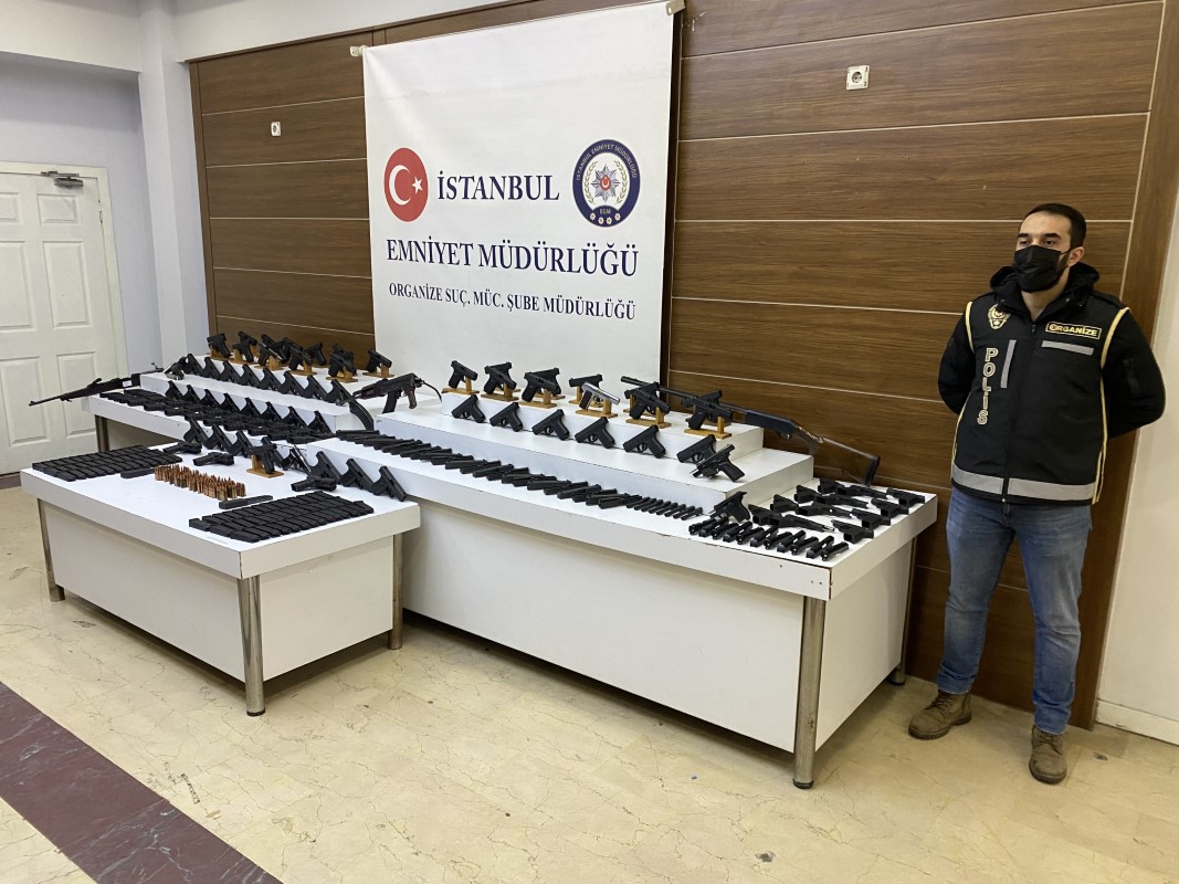 İstanbul’da silah kaçakçılığı operasyonu: Samanlıkta kalaşnikof bulundu