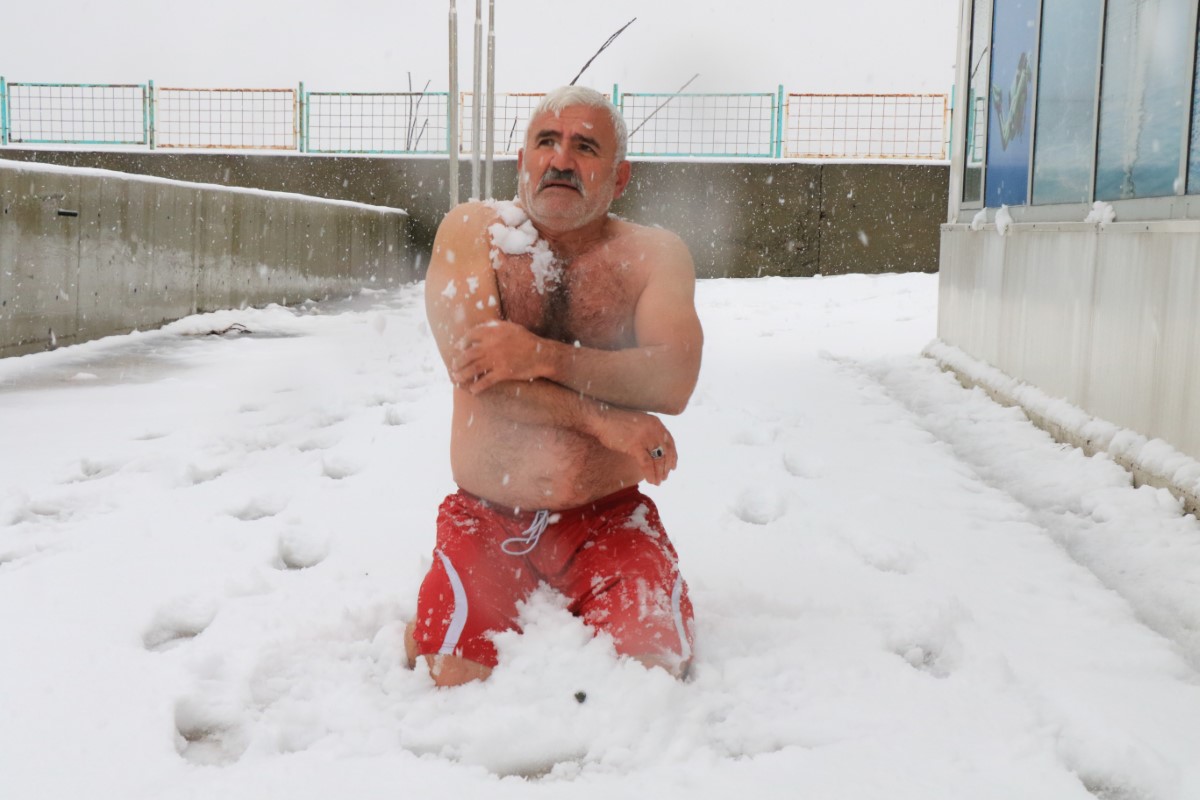 Buz Adam eksi 2 derecede denize girdi, kar banyosu yaptı