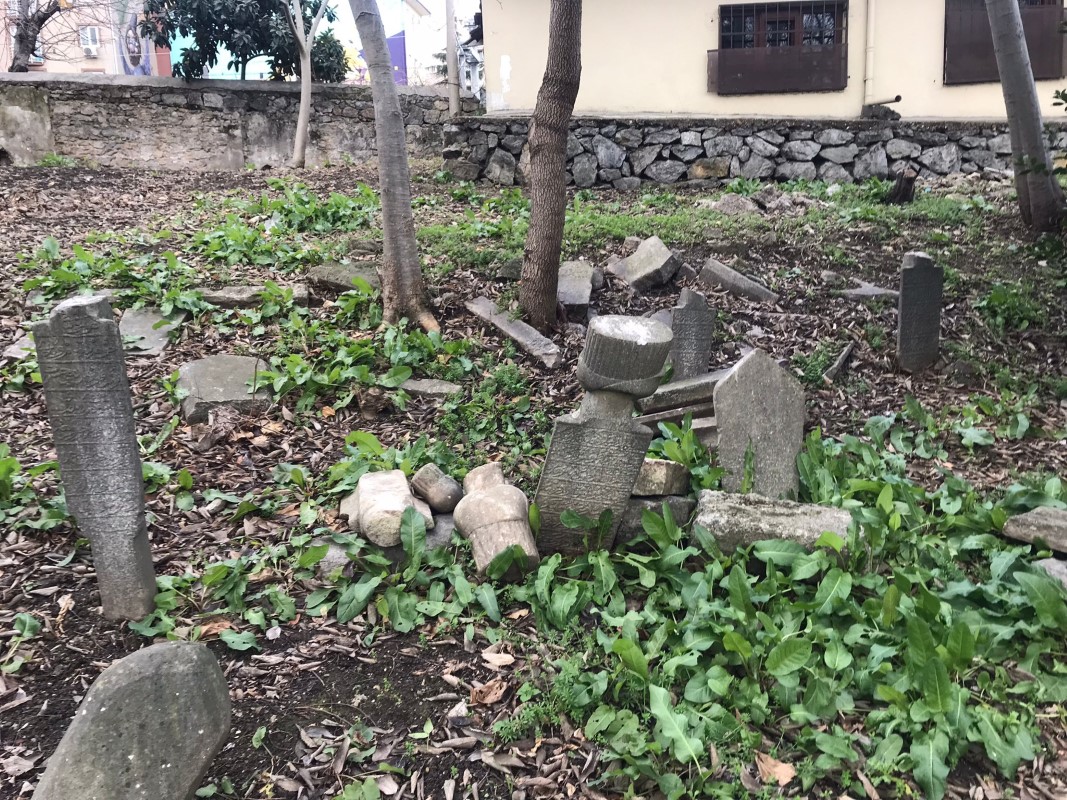 Kadıköy’de 400 yıllık tarihi mezarlık harabeye döndü