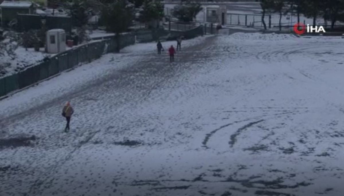 Beylikdüzü'nde kar sonrası işe giden vatandaşlar zor anlar yaşadı