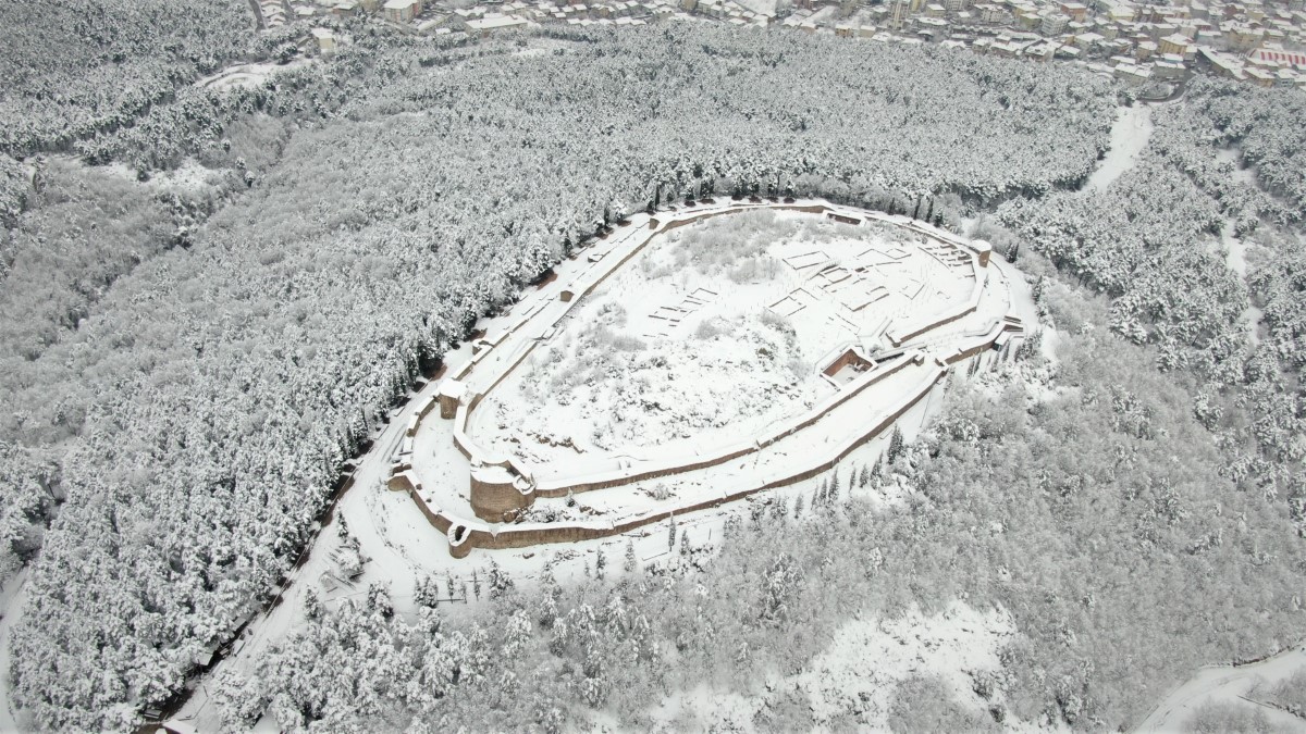 Tarihi Aydos Kalesi kar yağışıyla beyaza büründü