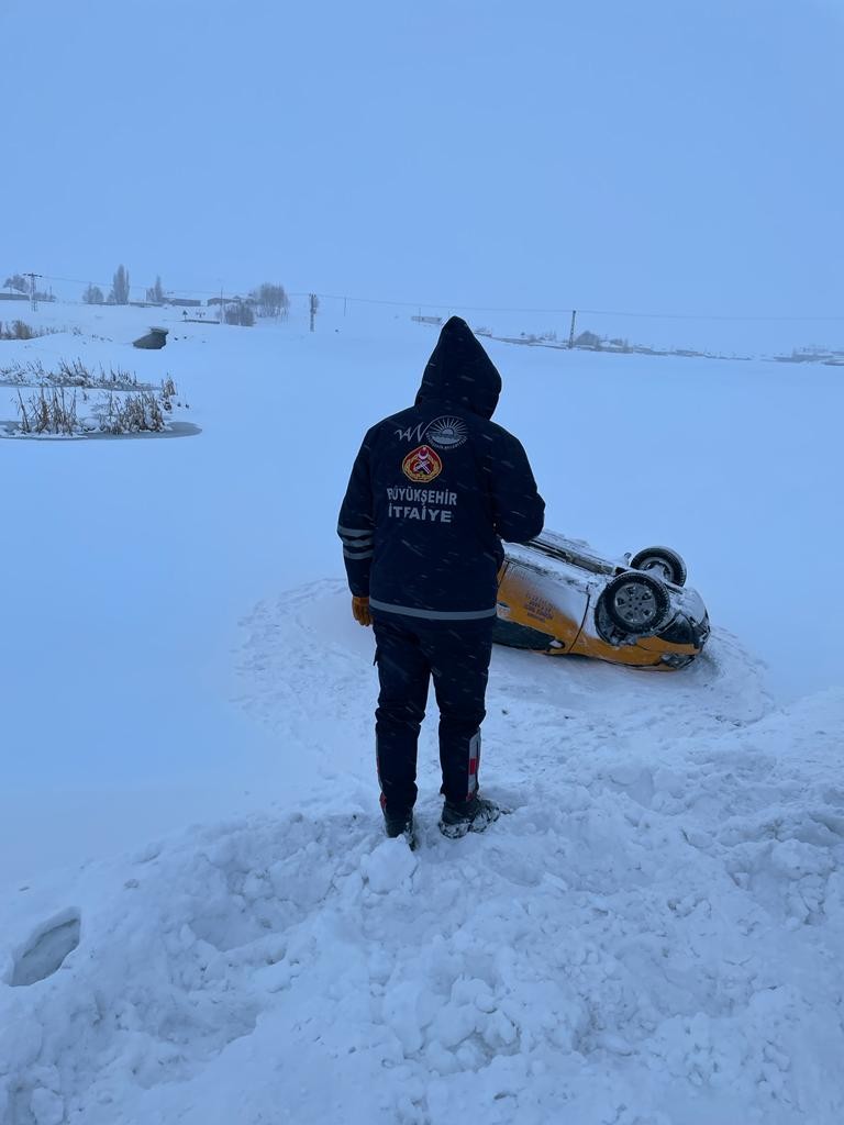 Yoldan çıkan taksi takla attı, donma tehlikesi geçiren sürücü yaralı kurtarıldı