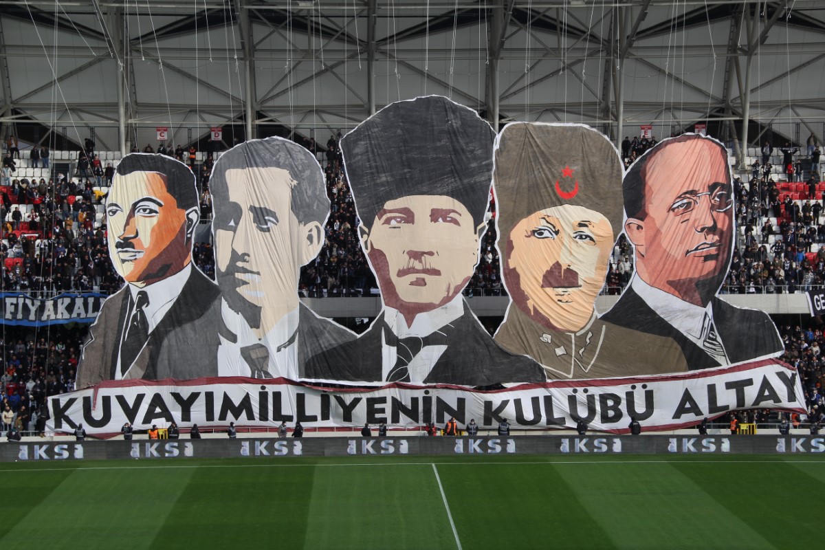 Altay taraftarlarından koreografi şov