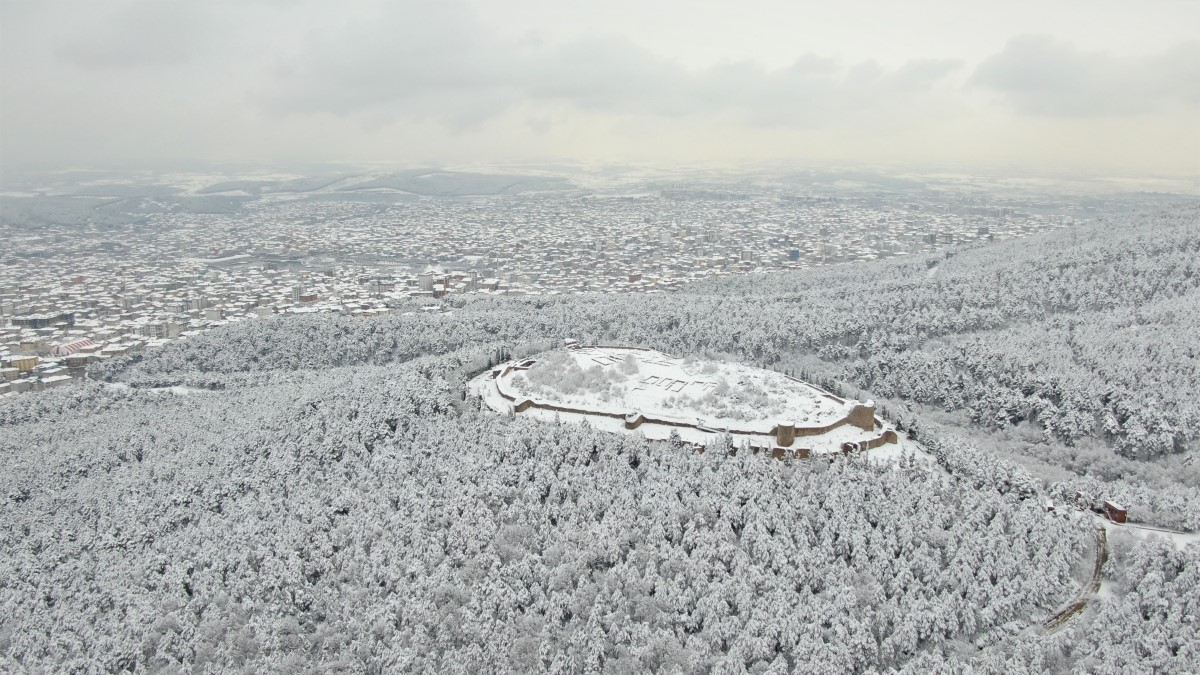 Tarihi Aydos Kalesi kar yağışıyla beyaza büründü