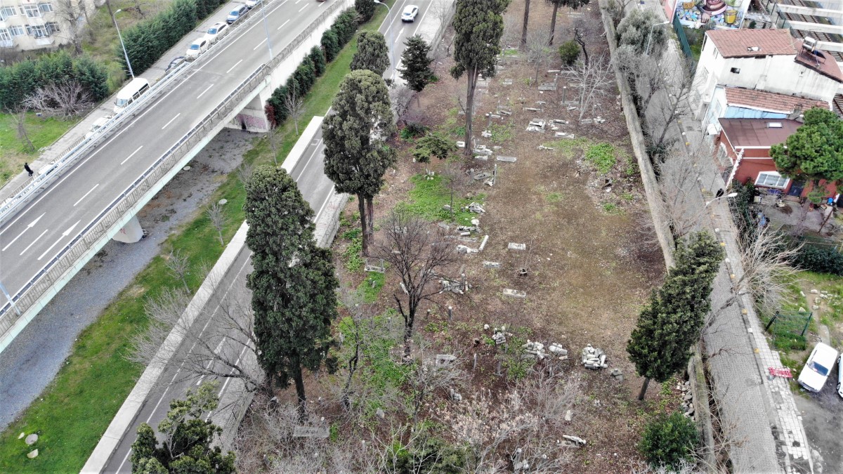 Kadıköy’de 400 yıllık tarihi mezarlık harabeye döndü