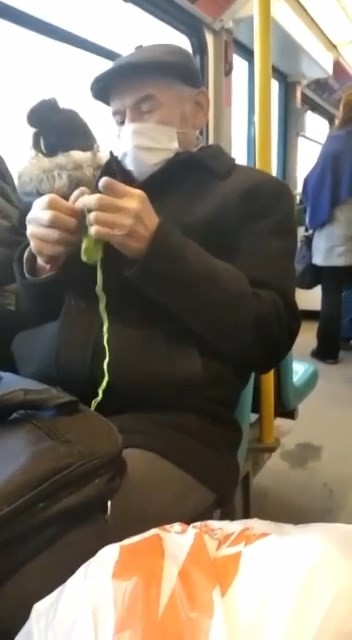 Belediye otobüsünde örgü ören yaşlı amcayı görenler gözlerine inanamadı