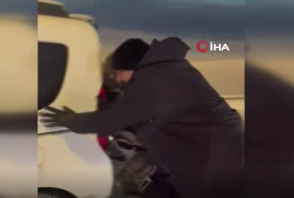 İstanbul polisi yolda kalan sürücülere yardım etti