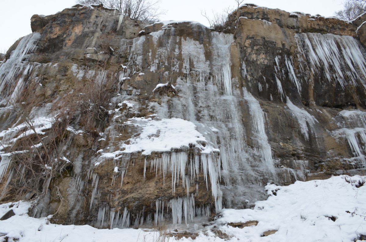 Eksi 20 dereceyi gören Şırnak’ta dev buz sarkıtları oluştu