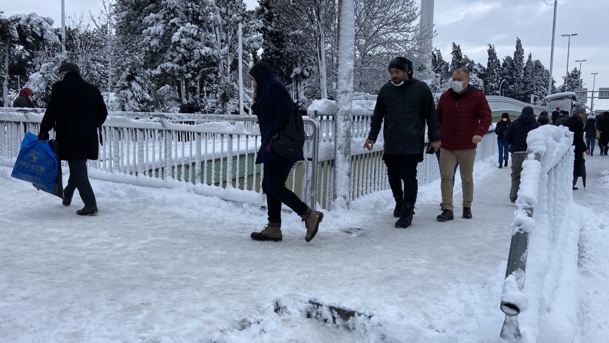 Edirnekapı’da sabah işe giden vatandaşlar zor anlar yaşadı