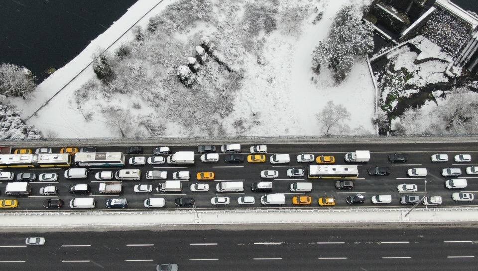 Kavacık’ta özel araçların köprülerden geçişine izin verilmedi, kilometrelerce araç kuyruğu oluştu