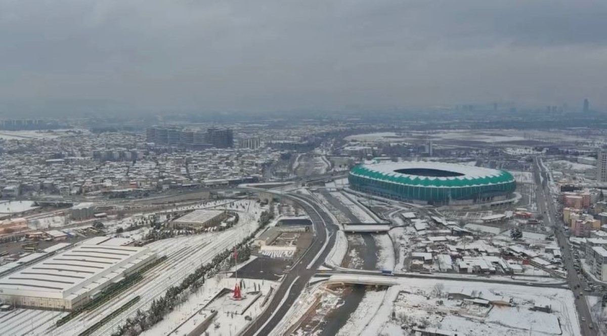 Nilüfer deresi buz tuttu, Timsah Stadyumu ise beyaz gelinliği giydi
