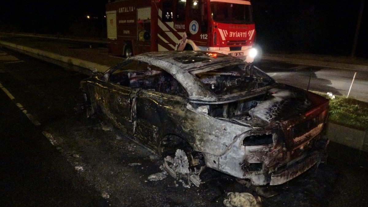 Seyir halindeki otomobil cayır cayır yandı