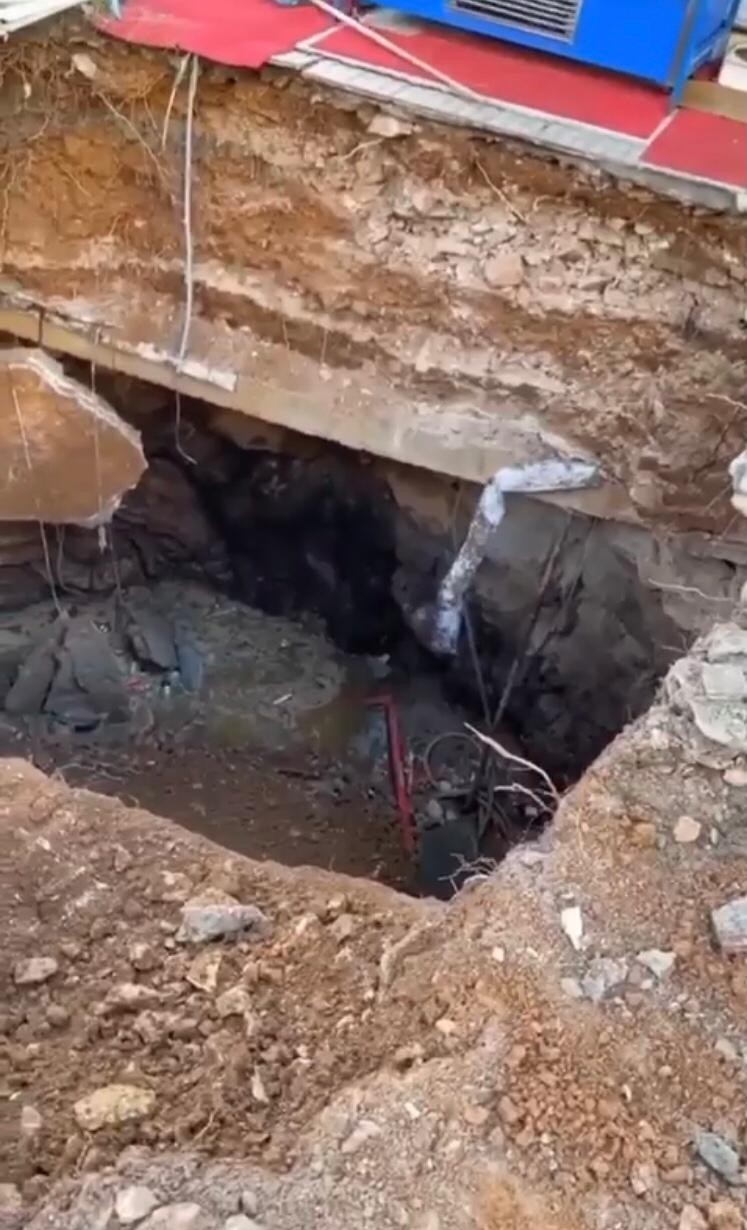 Kadıköy'de bina önünde korkutan çökme kamerada