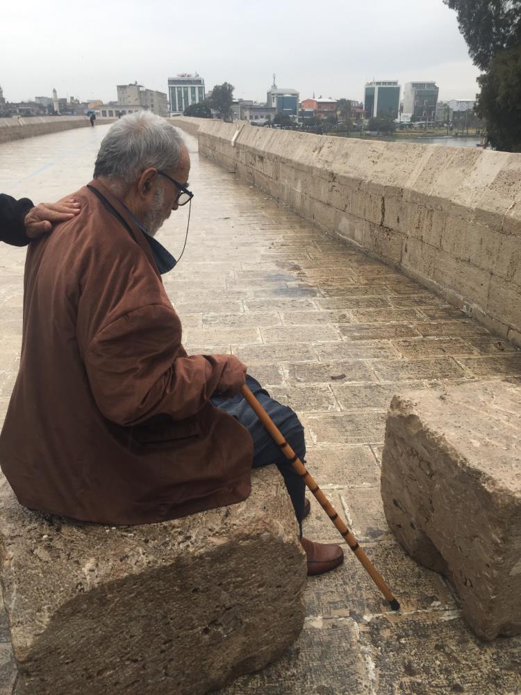 Çocuklarının sokağa terk ettiği yaşlı adama esnaf sahip çıktı