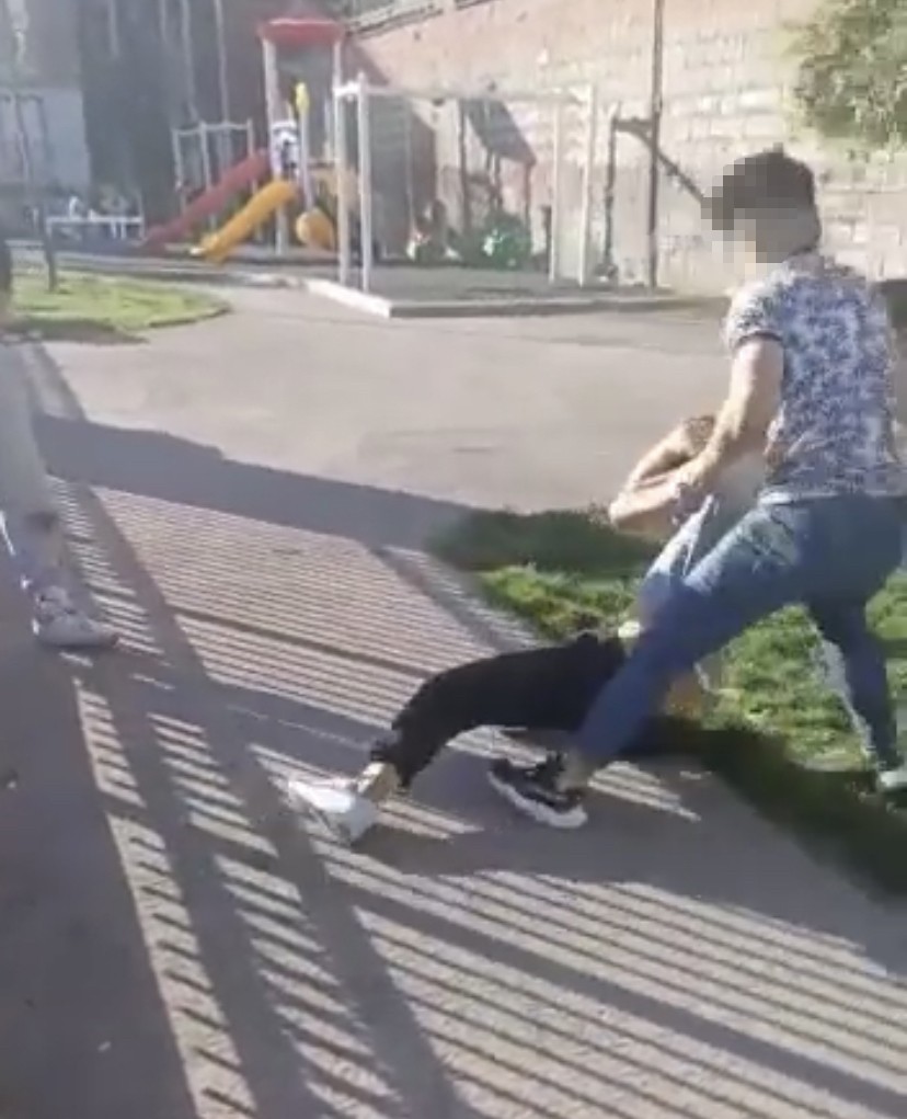 Parkta dayak kamerada: 'Kapışalım mı' deyip feci şekilde dövdü