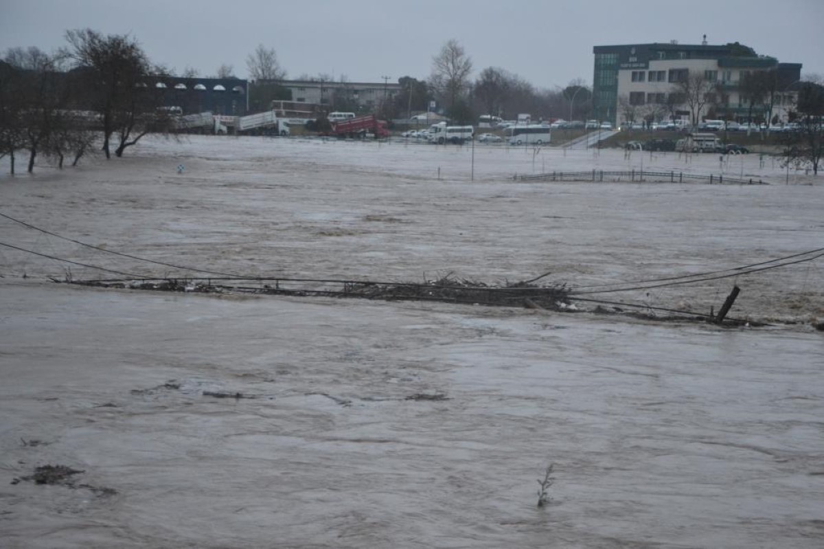 Çanakkale'de çay taştı araçlar sular altında kaldı