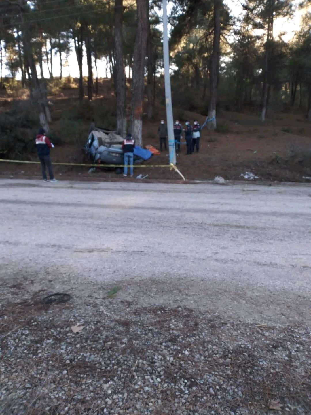 Taklalar atarak ters dönen otomobildeki 2 kişi hayatını kaybetti