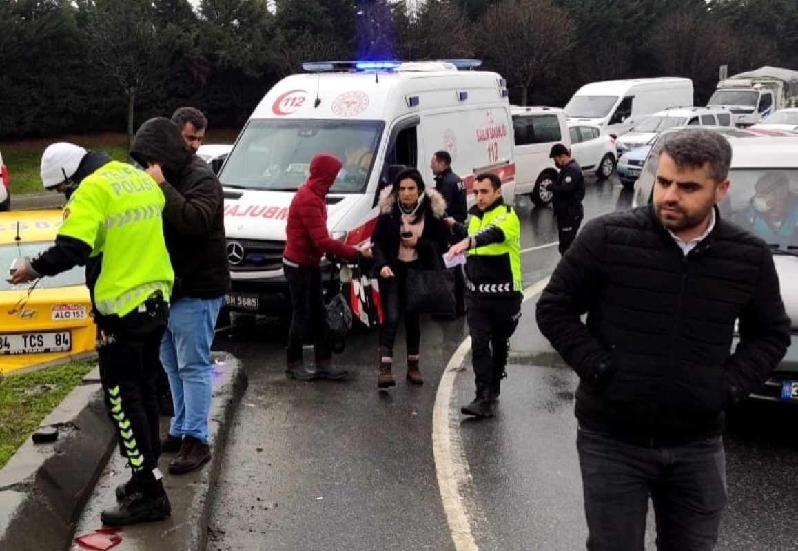 Sultangazi'de ticari taksiyle panelvan araç çarpıştı: 4 yaralı