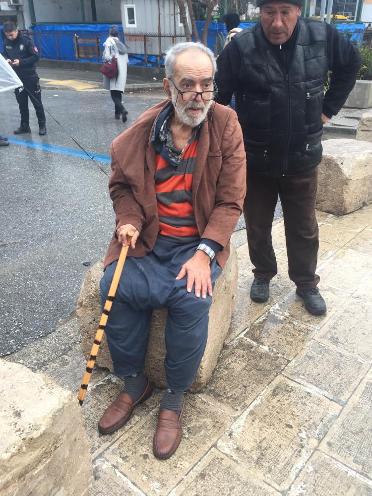 Çocuklarının sokağa terk ettiği yaşlı adama esnaf sahip çıktı