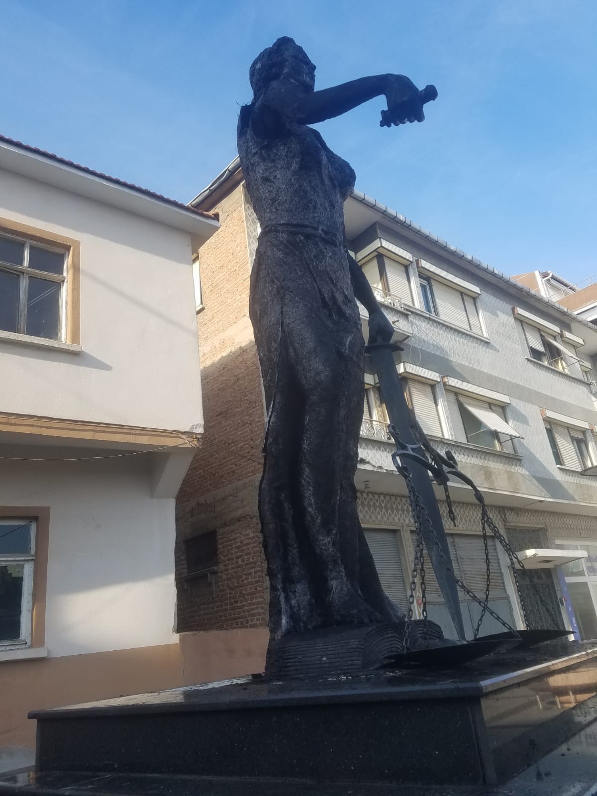 Uzunköprü’de Adalet Anıtı'nı yakan saldırgan tutuklandı