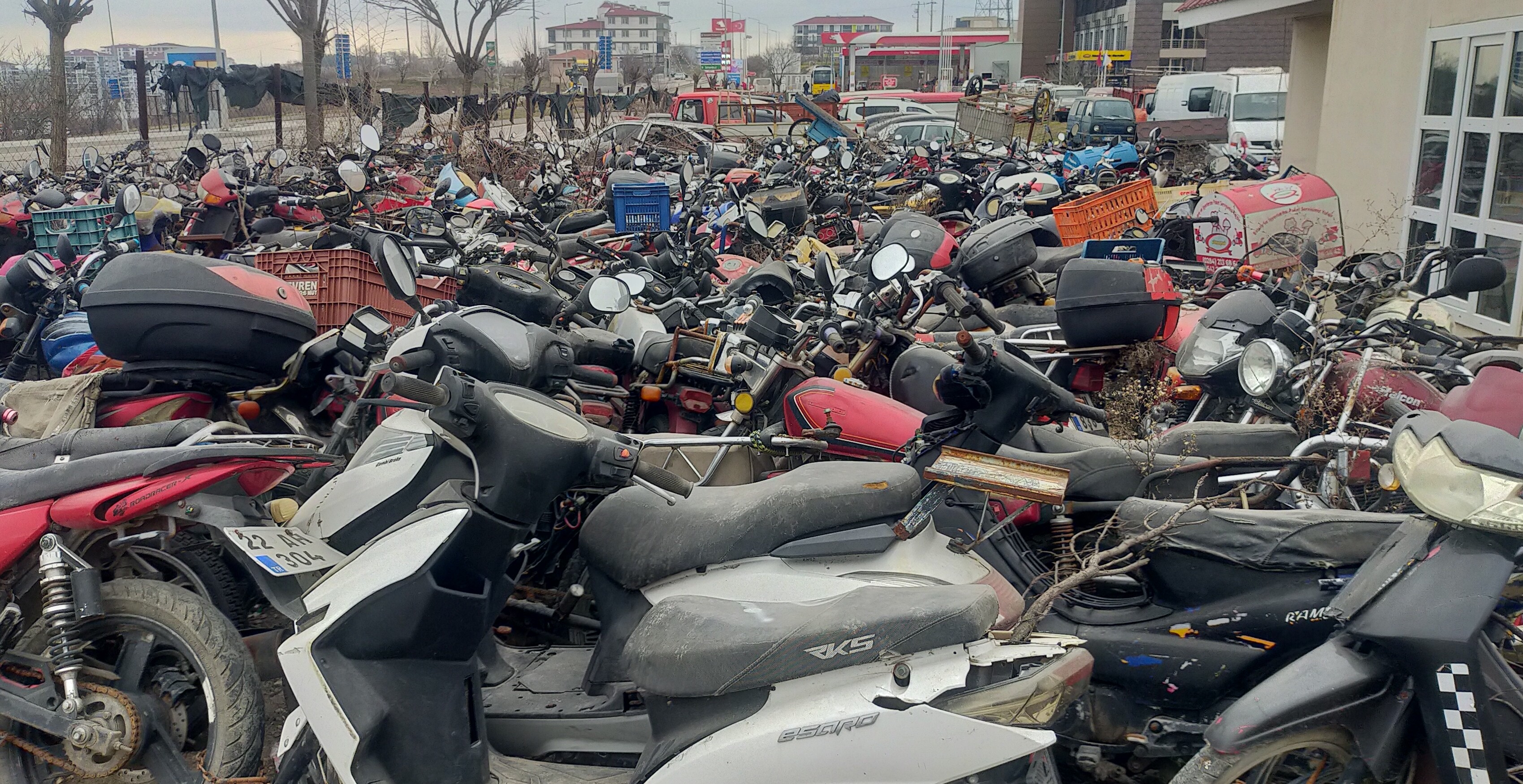 Kaderine terk edilmiş milyonluk servet otoparkta çürüyor: 13 yıldır bekleyen de var
