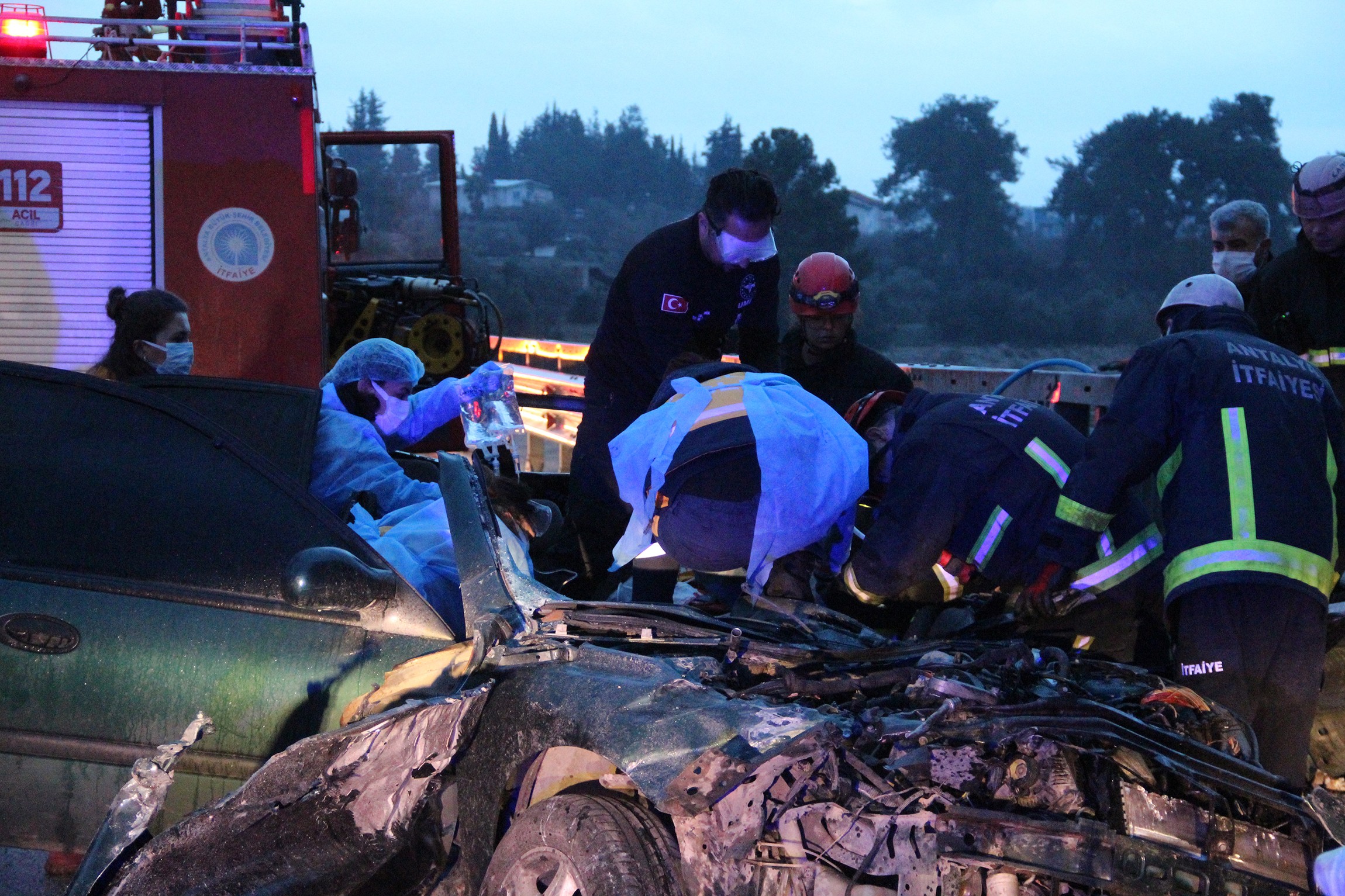 1 kişinin öldüğü ve otomobilin hurdaya döndüğü kazada yaralıyı kurtarma seferberliği