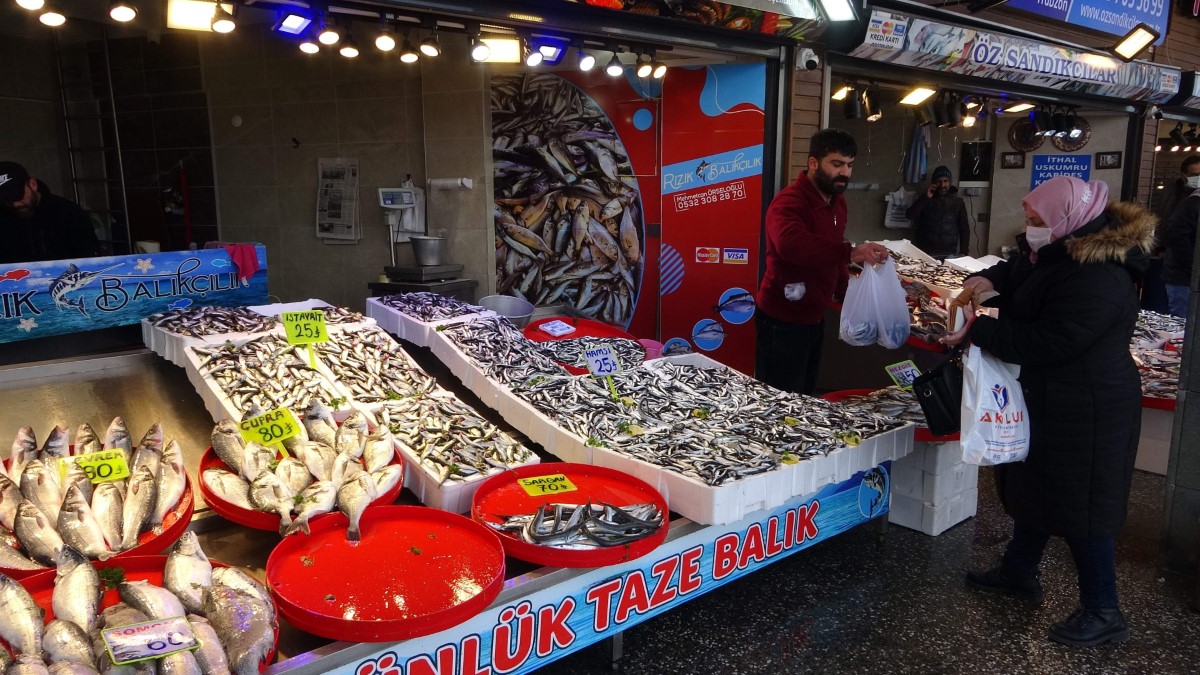 İğneada’dan gelen hamsi Trabzon’da 25 TL’den alıcı buluyor