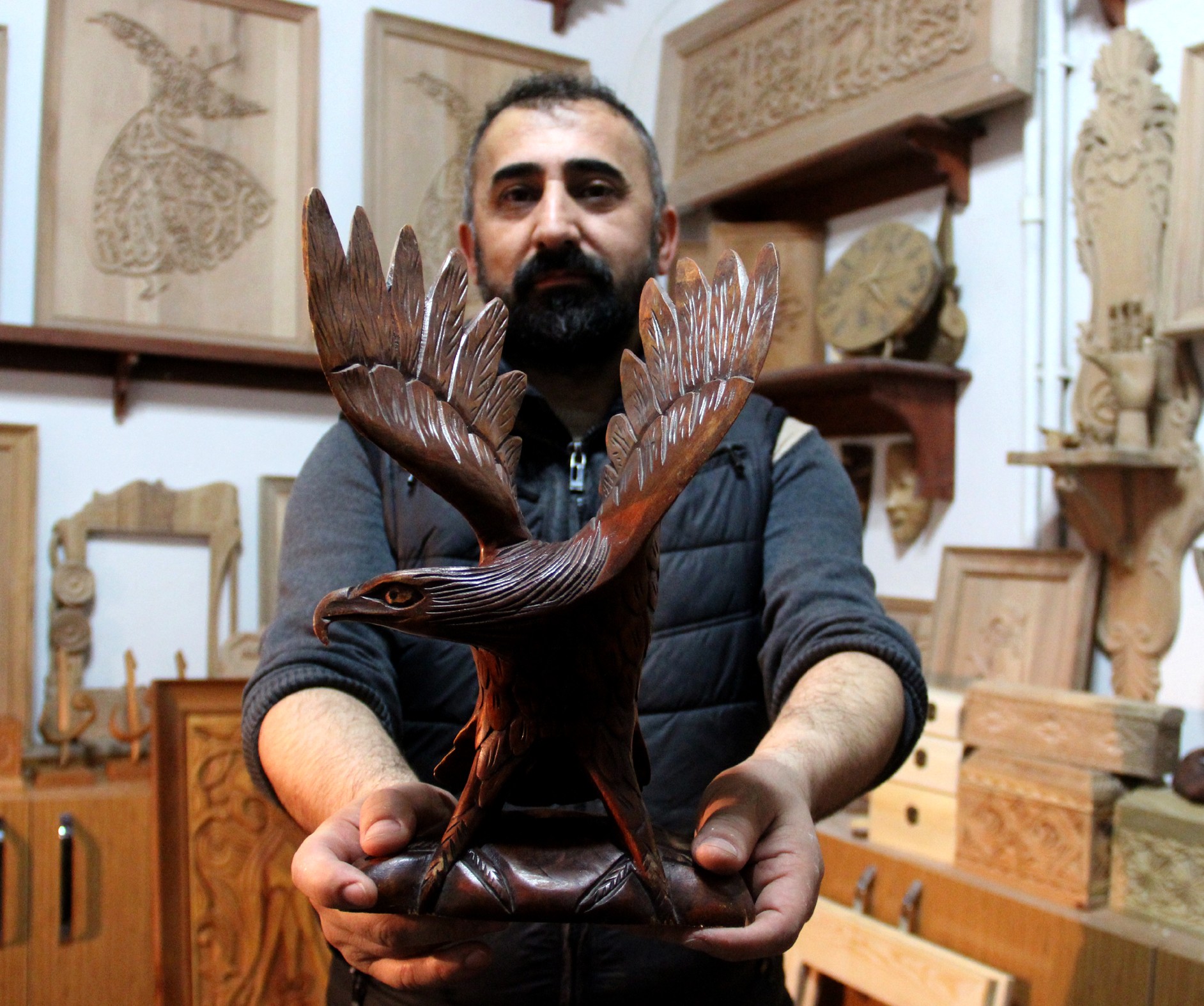 Adeta iğneyle kuyu kazıyor, mesleğinin sayılı ustalarından