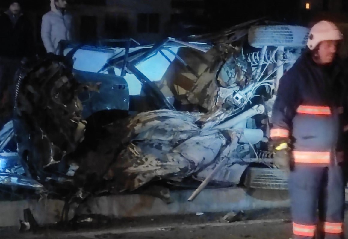 Trabzon'da kazada otomobil 3 parçaya bölündü: 1 ölü, 4 yaralı