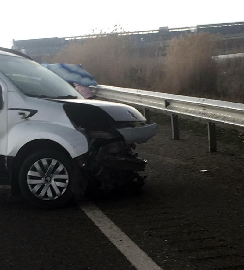 Diyarbakır’da hafif ticari araç ile tır kafa kafaya çarpıştı: 1’i ağır 5 yaralı