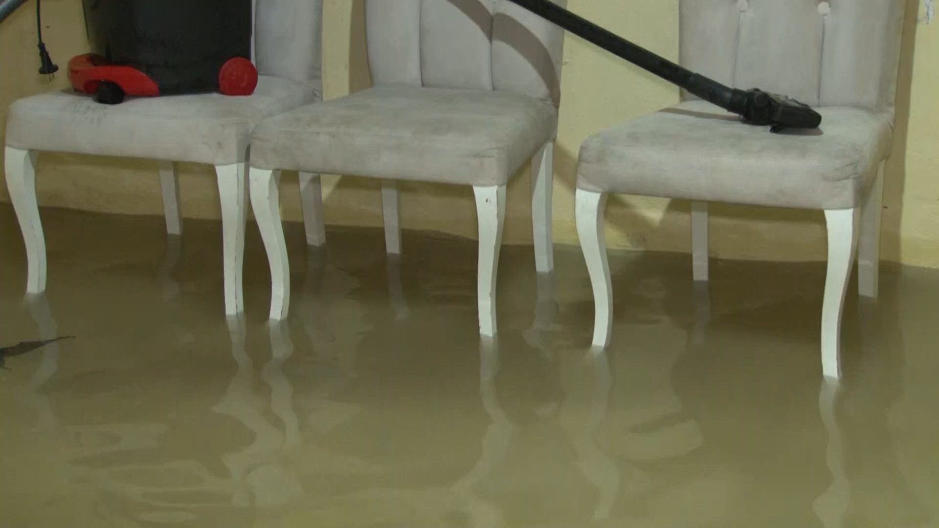 Avcılar’da evini su basan vatandaştan İSKİ’ye tepki