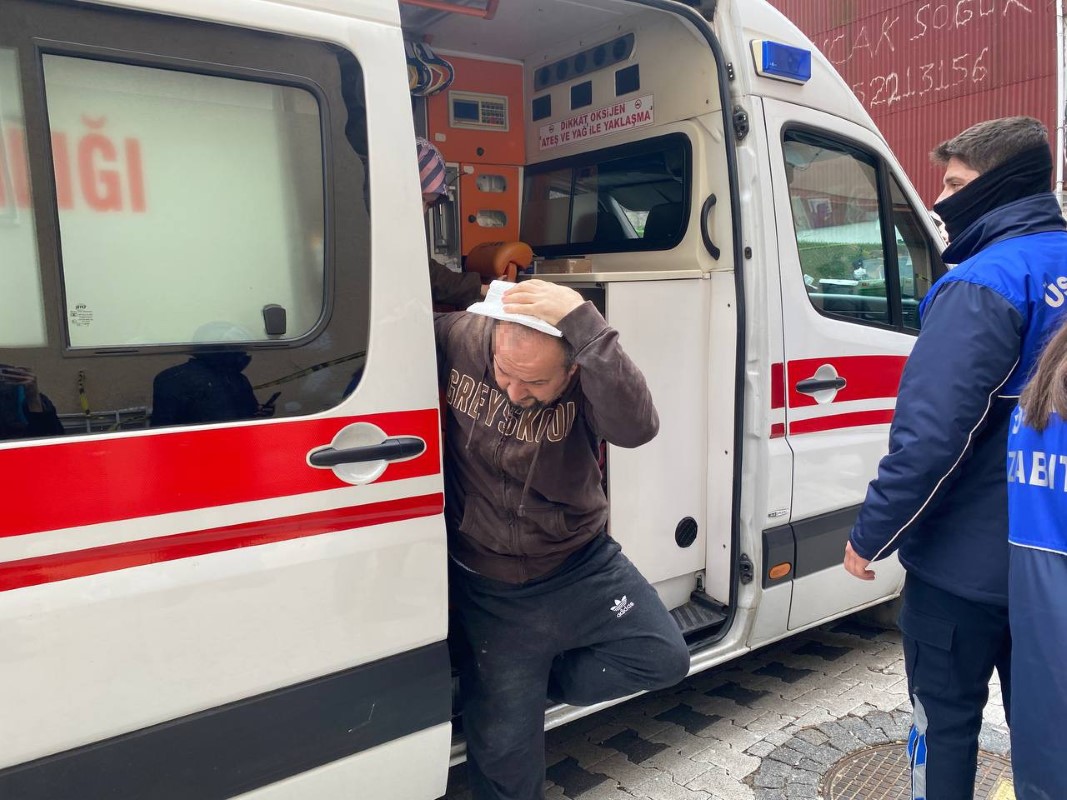 Üsküdar'da bir binada patlama