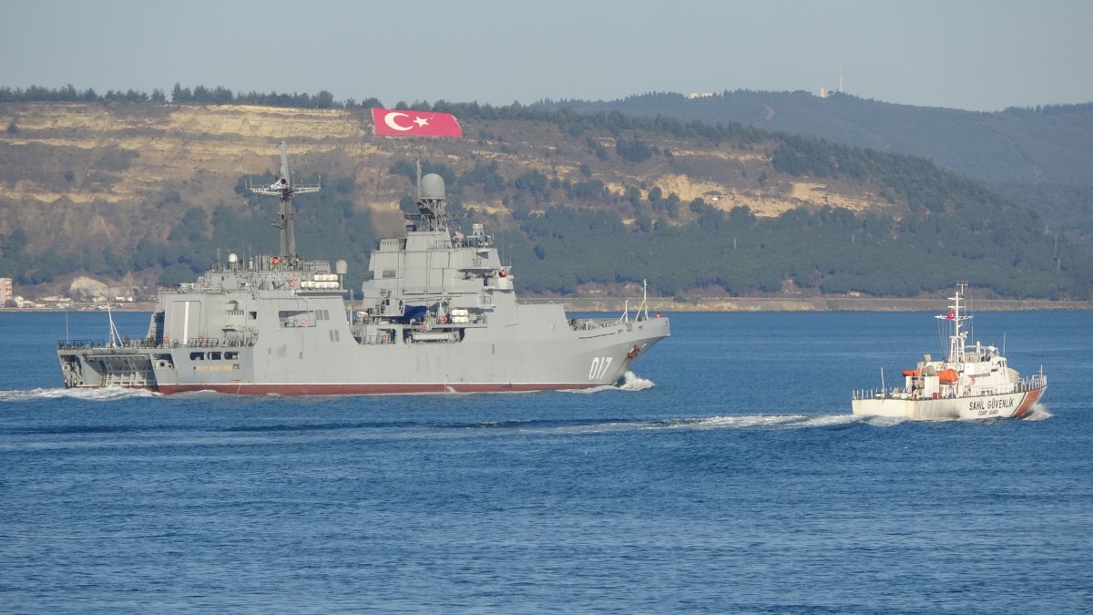 Rus savaş gemileri peş peşe Çanakkale Boğazı’ndan geçti